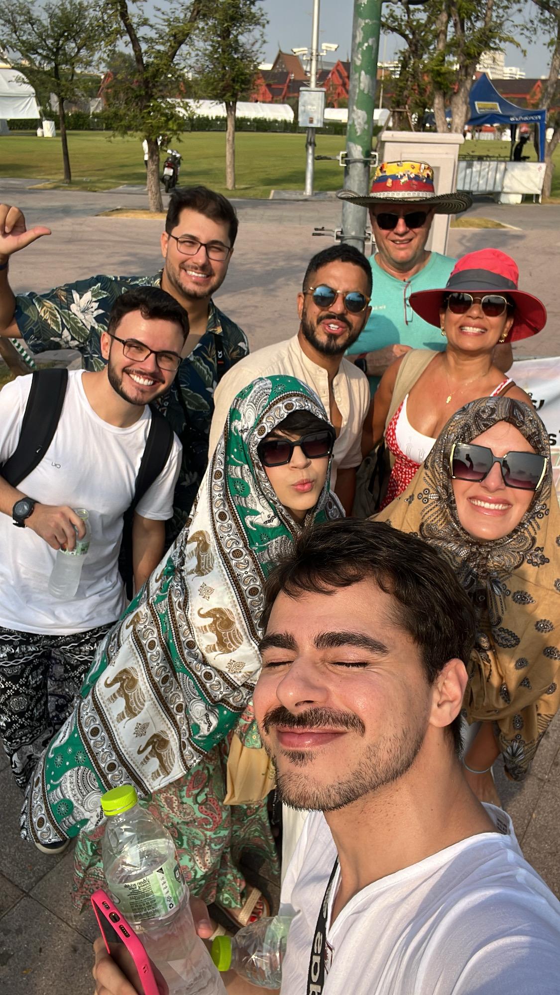 Grupo sorrindo